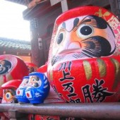 Búp bê Daruma và bài học "7 lần ngã, 8 lần đứng dậy"